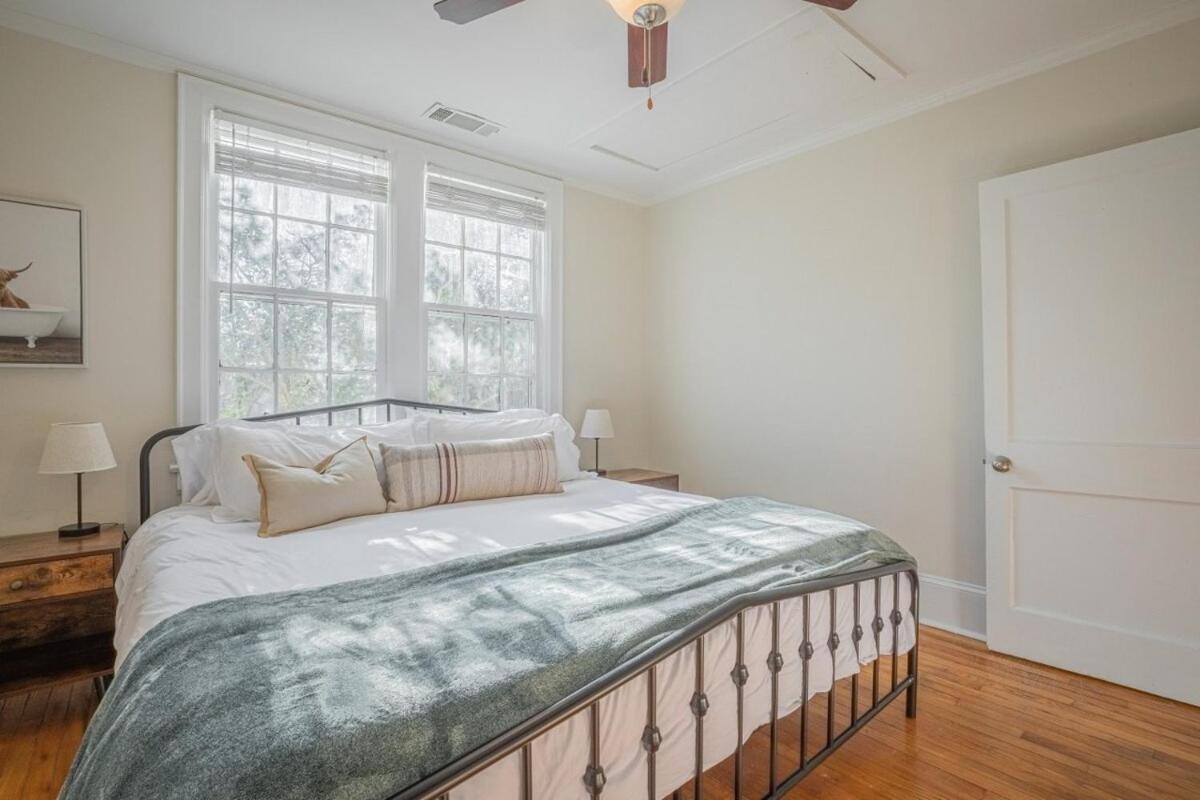 Classic City Apartment With Firepit Athens Ngoại thất bức ảnh
